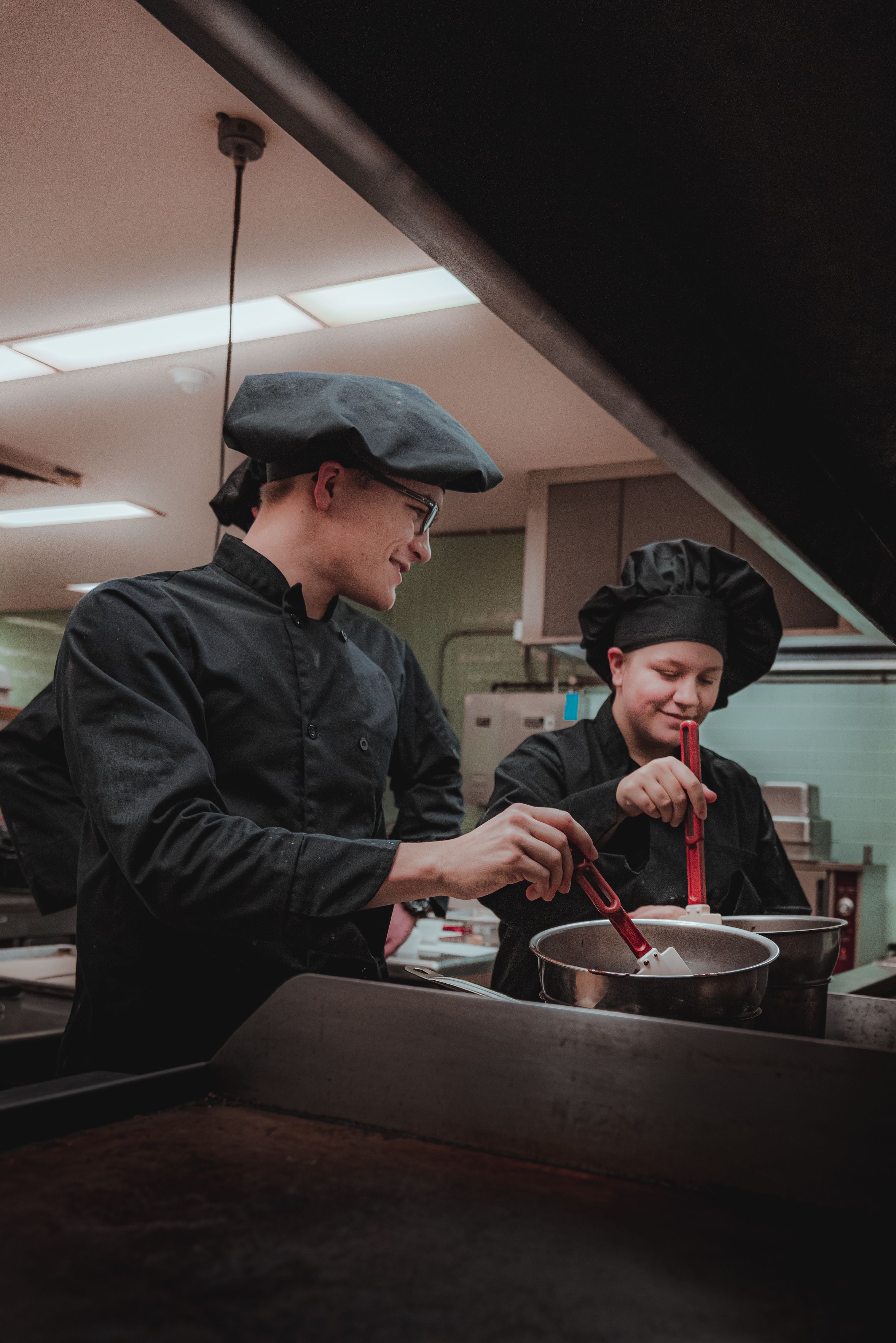 Equipo de cocina preparando alimentos